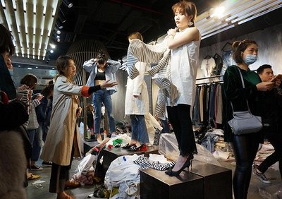 服装批发城的明天 从杭州四季青看传统业态的挑战与转型