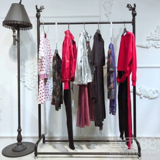 加盟艾可娜服饰，开启英伦时尚女装折扣店创业之路